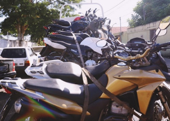 Veja as placas das motos apreendidas em casa usada para desmanche em Teresina